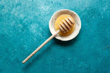 The health benefits of raw honey include both mental and physical effects. 
