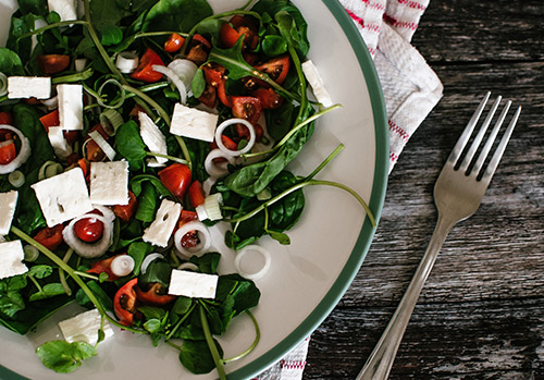 A spinach salad which reduces inflammation is photographed.